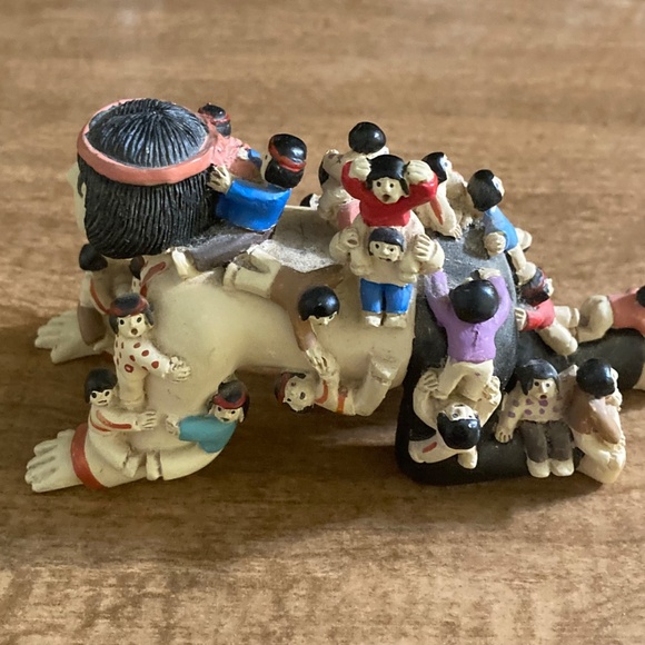 Storyteller pottery piece - Picture 3 of 6